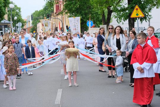 Chełm. Boże Ciało 2025 - uroczysta procesja w centrum miasta [GALERIA ZDJĘĆ]