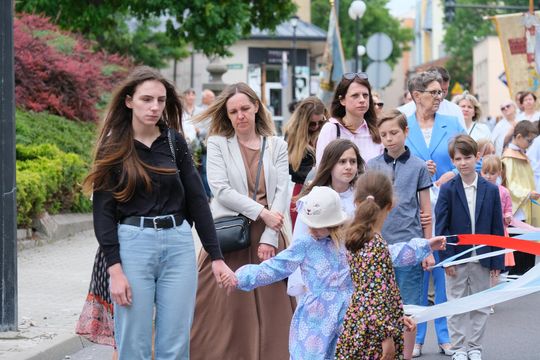 Chełm. Boże Ciało 2025 - uroczysta procesja w centrum miasta [GALERIA ZDJĘĆ]