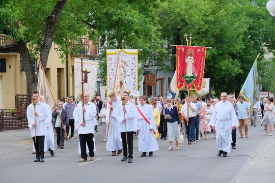 Chełm. Boże Ciało 2025 - uroczysta procesja w centrum miasta [GALERIA ZDJĘĆ]