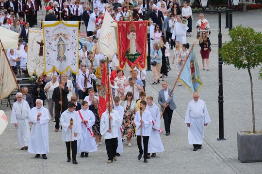 Chełm. Boże Ciało 2025 - uroczysta procesja w centrum miasta [GALERIA ZDJĘĆ]