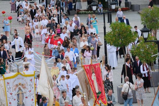 Chełm. Boże Ciało 2025 - uroczysta procesja w centrum miasta [GALERIA ZDJĘĆ]