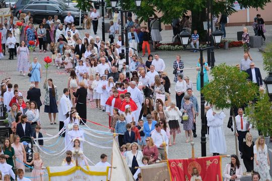 Chełm. Boże Ciało 2025 - uroczysta procesja w centrum miasta [GALERIA ZDJĘĆ]