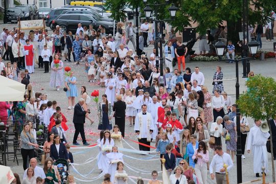 Chełm. Boże Ciało 2025 - uroczysta procesja w centrum miasta [GALERIA ZDJĘĆ]