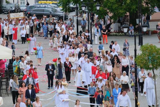 Chełm. Boże Ciało 2025 - uroczysta procesja w centrum miasta [GALERIA ZDJĘĆ]