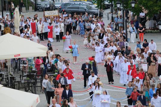 Chełm. Boże Ciało 2025 - uroczysta procesja w centrum miasta [GALERIA ZDJĘĆ]