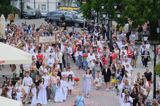 Chełm. Boże Ciało 2025 - uroczysta procesja w centrum miasta [GALERIA ZDJĘĆ]