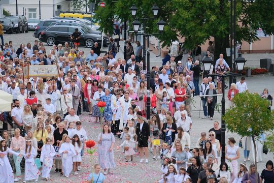 Chełm. Boże Ciało 2025 - uroczysta procesja w centrum miasta [GALERIA ZDJĘĆ]