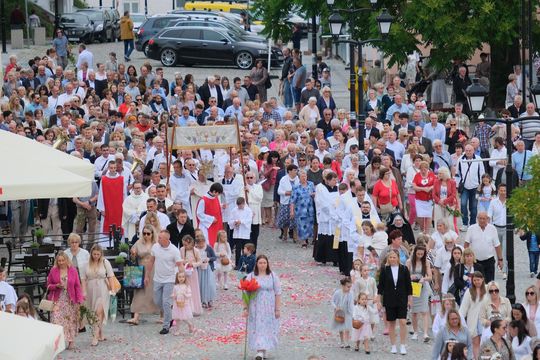Chełm. Boże Ciało 2025 - uroczysta procesja w centrum miasta [GALERIA ZDJĘĆ]