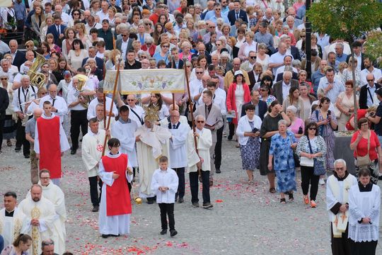 Chełm. Boże Ciało 2025 - uroczysta procesja w centrum miasta [GALERIA ZDJĘĆ]