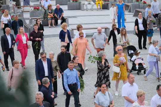 Chełm. Boże Ciało 2025 - uroczysta procesja w centrum miasta [GALERIA ZDJĘĆ]