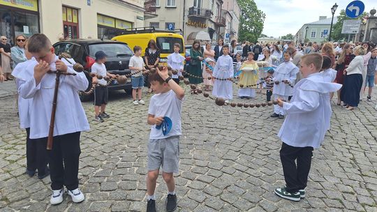 Chełm. Boże Ciało 2025 - uroczysta procesja w centrum miasta [GALERIA ZDJĘĆ]