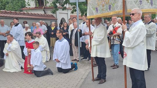 Chełm. Boże Ciało 2025 - uroczysta procesja w centrum miasta [GALERIA ZDJĘĆ]