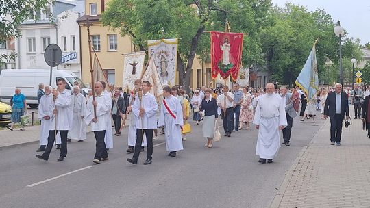 Chełm. Boże Ciało 2025 - uroczysta procesja w centrum miasta [GALERIA ZDJĘĆ]