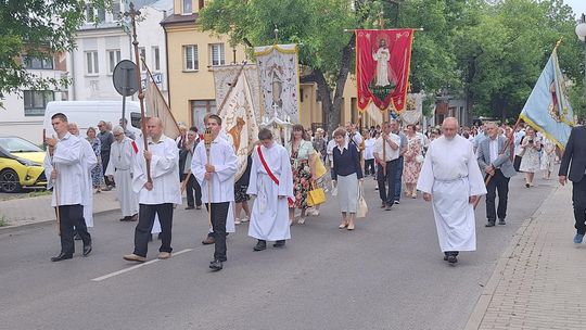 Chełm. Boże Ciało 2025 - uroczysta procesja w centrum miasta [GALERIA ZDJĘĆ]
