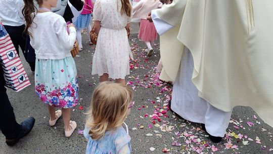 Chełm. Boże Ciało w Parafii Rzymskokatolickiej pw. Świętej Rodziny w Chełmie [GALERIA ZDJĘĆ]