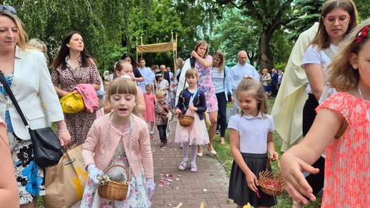 Chełm. Boże Ciało w Parafii Rzymskokatolickiej pw. Świętej Rodziny w Chełmie [GALERIA ZDJĘĆ]