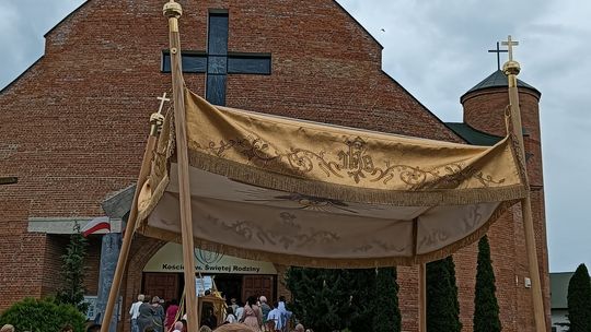 Chełm. Boże Ciało w Parafii Rzymskokatolickiej pw. Świętej Rodziny w Chełmie [GALERIA ZDJĘĆ]