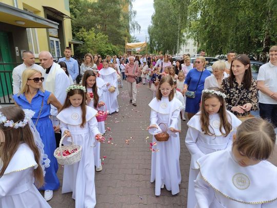 Chełm. Boże Ciało w Parafii Rzymskokatolickiej pw. Świętej Rodziny w Chełmie [GALERIA ZDJĘĆ]