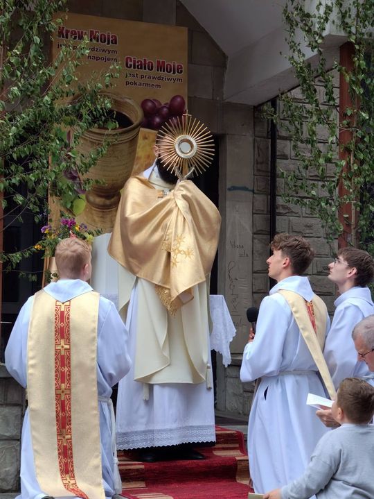 Chełm. Boże Ciało w Parafii Rzymskokatolickiej pw. Świętej Rodziny w Chełmie [GALERIA ZDJĘĆ]