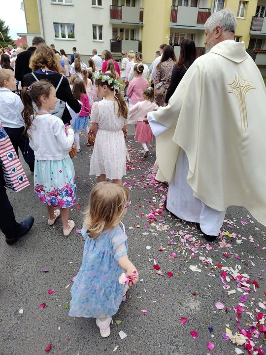 Chełm. Boże Ciało w Parafii Rzymskokatolickiej pw. Świętej Rodziny w Chełmie [GALERIA ZDJĘĆ]
