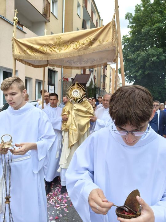 Chełm. Boże Ciało w Parafii Rzymskokatolickiej pw. Świętej Rodziny w Chełmie [GALERIA ZDJĘĆ]