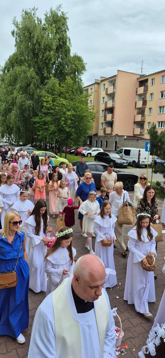 Chełm. Boże Ciało w Parafii Rzymskokatolickiej pw. Świętej Rodziny w Chełmie [GALERIA ZDJĘĆ]