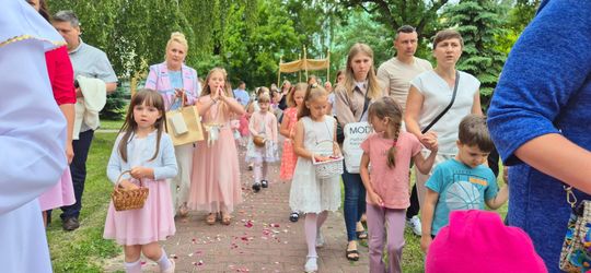 Chełm. Boże Ciało w Parafii Rzymskokatolickiej pw. Świętej Rodziny w Chełmie [GALERIA ZDJĘĆ]