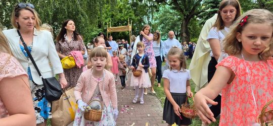 Chełm. Boże Ciało w Parafii Rzymskokatolickiej pw. Świętej Rodziny w Chełmie [GALERIA ZDJĘĆ]