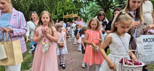 Chełm. Boże Ciało w Parafii Rzymskokatolickiej pw. Świętej Rodziny w Chełmie [GALERIA ZDJĘĆ]