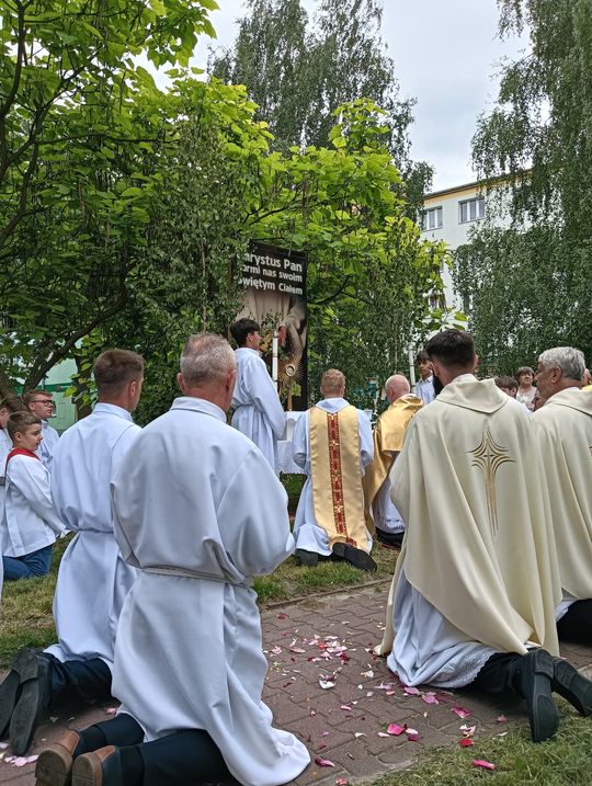 Chełm. Boże Ciało w Parafii Rzymskokatolickiej pw. Świętej Rodziny w Chełmie [GALERIA ZDJĘĆ]