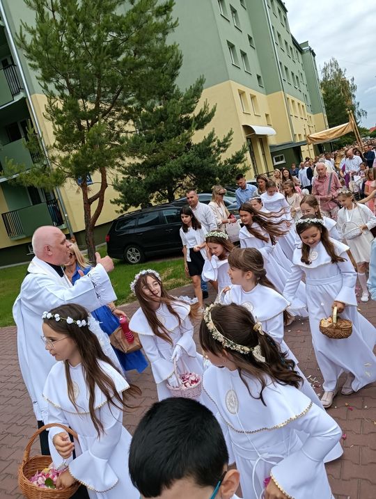 Chełm. Boże Ciało w Parafii Rzymskokatolickiej pw. Świętej Rodziny w Chełmie [GALERIA ZDJĘĆ]