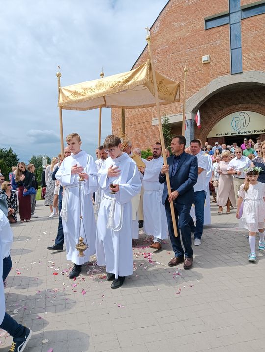 Chełm. Boże Ciało w Parafii Rzymskokatolickiej pw. Świętej Rodziny w Chełmie [GALERIA ZDJĘĆ]