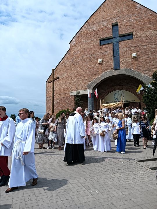 Chełm. Boże Ciało w Parafii Rzymskokatolickiej pw. Świętej Rodziny w Chełmie [GALERIA ZDJĘĆ]