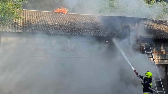 Gm. Urszulin. Pożar obory w Sękowie. Akcja strażaków trwała dwie godziny [ZDJĘCIA]