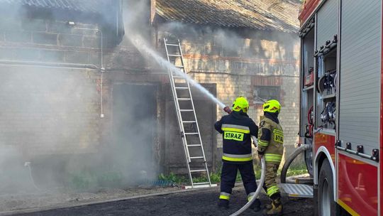 Gm. Urszulin. Pożar obory w Sękowie. Akcja strażaków trwała dwie godziny [ZDJĘCIA]