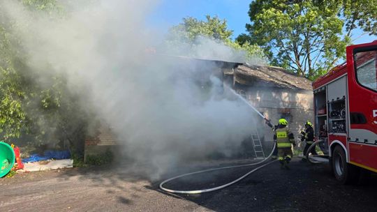 Gm. Urszulin. Pożar obory w Sękowie. Akcja strażaków trwała dwie godziny [ZDJĘCIA]