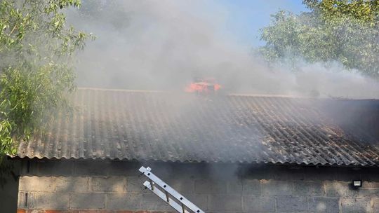 Gm. Urszulin. Pożar obory w Sękowie. Akcja strażaków trwała dwie godziny [ZDJĘCIA]