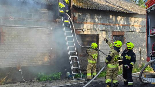 Gm. Urszulin. Pożar obory w Sękowie. Akcja strażaków trwała dwie godziny [ZDJĘCIA]