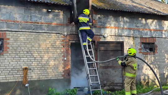 Gm. Urszulin. Pożar obory w Sękowie. Akcja strażaków trwała dwie godziny [ZDJĘCIA]