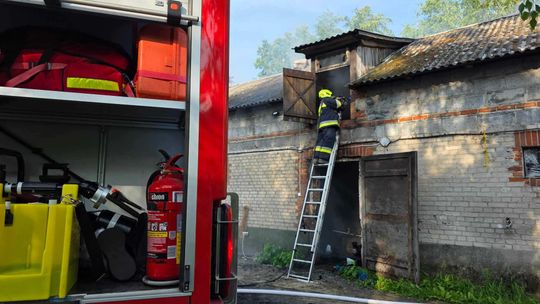 Gm. Urszulin. Pożar obory w Sękowie. Akcja strażaków trwała dwie godziny [ZDJĘCIA]