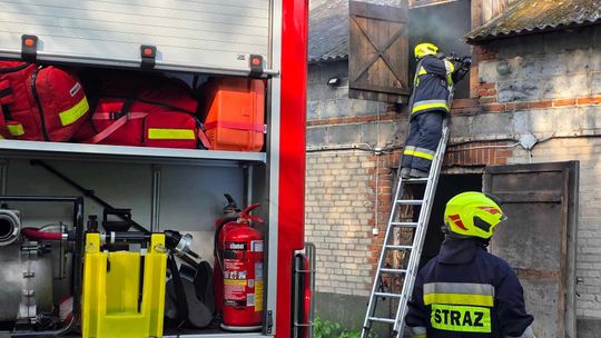 Gm. Urszulin. Pożar obory w Sękowie. Akcja strażaków trwała dwie godziny [ZDJĘCIA]