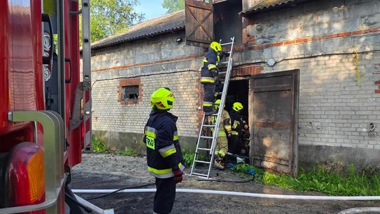 Gm. Urszulin. Pożar obory w Sękowie. Akcja strażaków trwała dwie godziny [ZDJĘCIA]