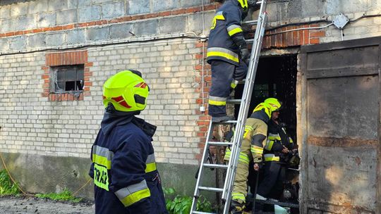 Gm. Urszulin. Pożar obory w Sękowie. Akcja strażaków trwała dwie godziny [ZDJĘCIA]