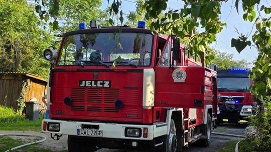 Gm. Urszulin. Pożar obory w Sękowie. Akcja strażaków trwała dwie godziny [ZDJĘCIA]