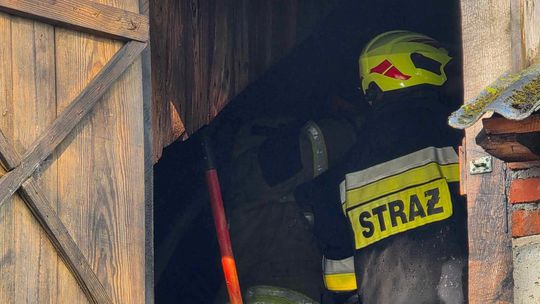Gm. Urszulin. Pożar obory w Sękowie. Akcja strażaków trwała dwie godziny [ZDJĘCIA]