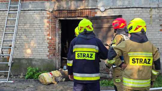 Gm. Urszulin. Pożar obory w Sękowie. Akcja strażaków trwała dwie godziny [ZDJĘCIA]