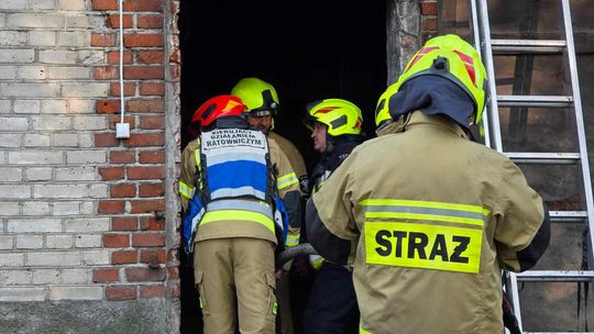 Gm. Urszulin. Pożar obory w Sękowie. Akcja strażaków trwała dwie godziny [ZDJĘCIA]