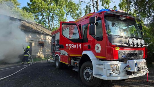 Gm. Urszulin. Pożar obory w Sękowie. Akcja strażaków trwała dwie godziny [ZDJĘCIA]