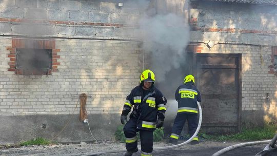 Gm. Urszulin. Pożar obory w Sękowie. Akcja strażaków trwała dwie godziny [ZDJĘCIA]
