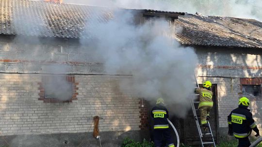 Gm. Urszulin. Pożar obory w Sękowie. Akcja strażaków trwała dwie godziny [ZDJĘCIA]